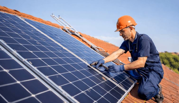 Monteur bei PV-Anlage auf Hausdach